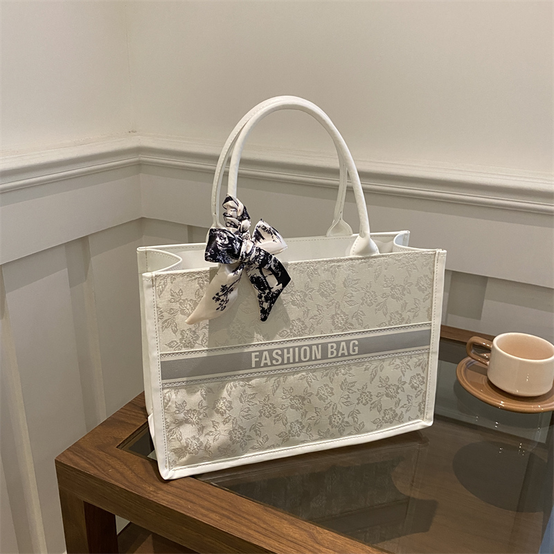 Luksusowa, elegancka damska to – Embroidery On Leather recenzja i cena